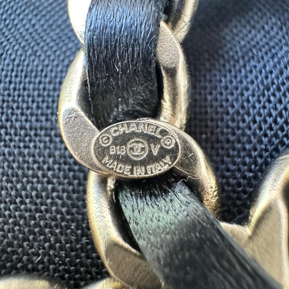 CHANEL 18V CLASSIC GOLD TONE LARGE BIG CC LOGO CHAIN BLACK LEATHER BROOCH PIN - Picture 7 of 10